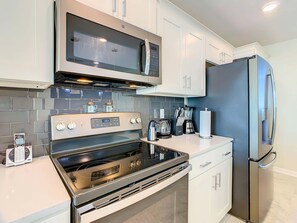 Frigorífico, microondas, horno y placa de cocina