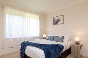 3 bedrooms, desk, iron/ironing board, WiFi