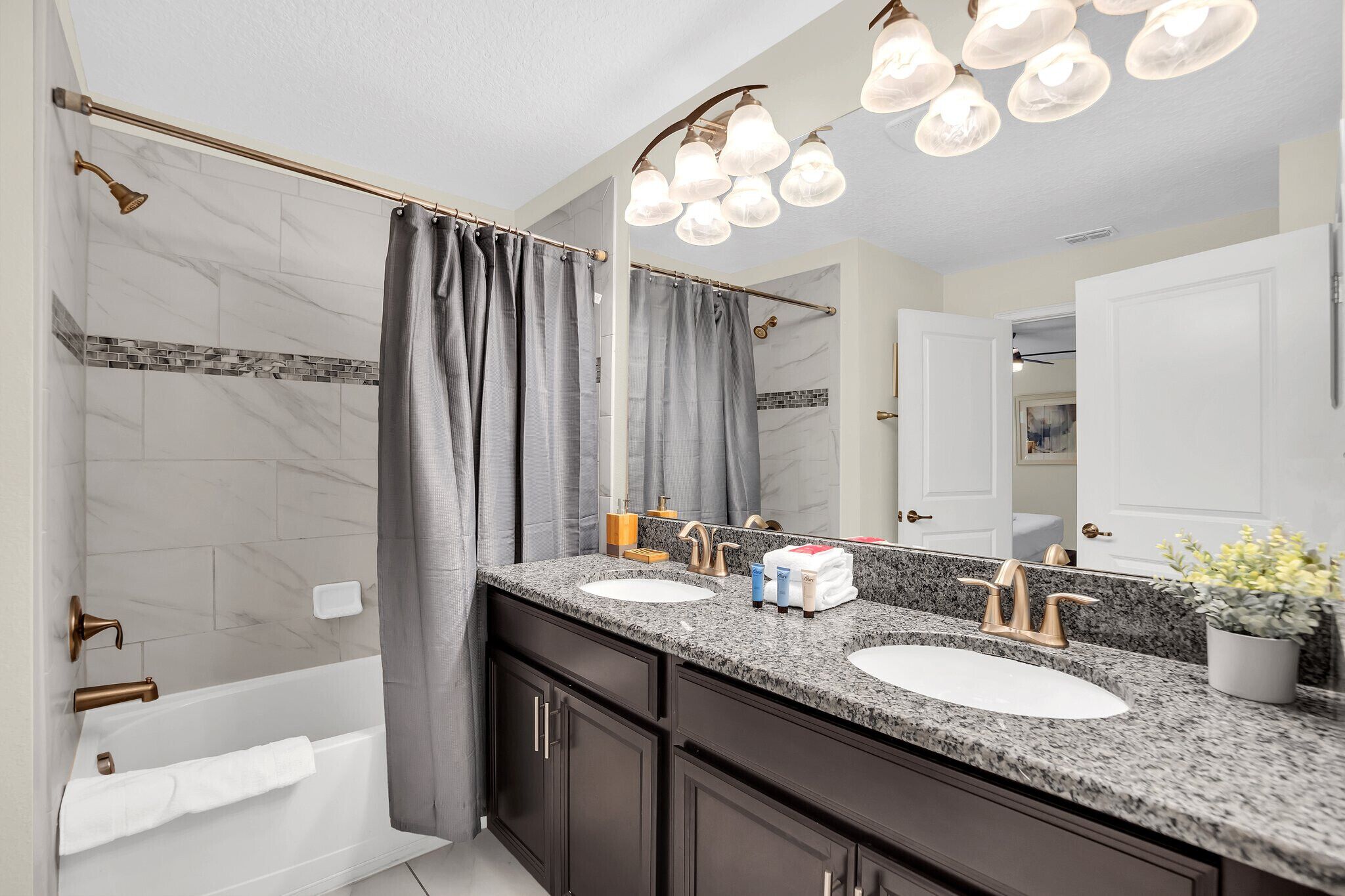 Une salle de bain moderne avec deux lavabos, une baignoire et une douche.