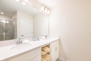 Hair dryer, towels - Last Minute Disney Getaway! Themed Bedrooms & Private Balcony. Book Now! #105295 (Orlando)