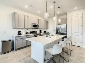 冷蔵庫、電子レンジ、オーブン、コンロ