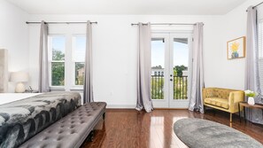 5 habitaciones, tabla de planchar con plancha, wifi y ropa de cama 