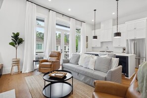 Living area - Heavens Dew - Beautiful 3-bedroom townhome w/ gameroom in the Serenbe Community (Palmetto)