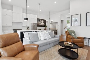 Living area - Heavens Dew - Beautiful 3-bedroom townhome w/ gameroom in the Serenbe Community (Palmetto)