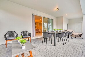 Outdoor dining - Last Minute Disney! Private Pool, Hot Tub, Game Room & Themed Bedrooms. Book Now! #59349 (Orlando)