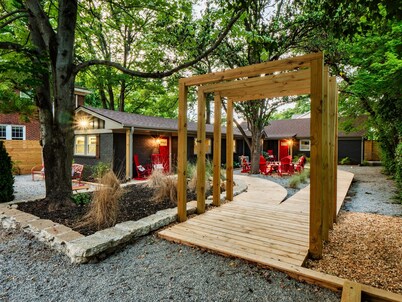 Luxe Wolfpack Retreat: Walk to NC State, Shops, Dining+Firepit, Cornhole & More!