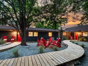 Terrace/patio - Luxe Wolfpack Retreat: Walk to NC State, Shops, Dining+Firepit, Cornhole & More! (Raleigh)