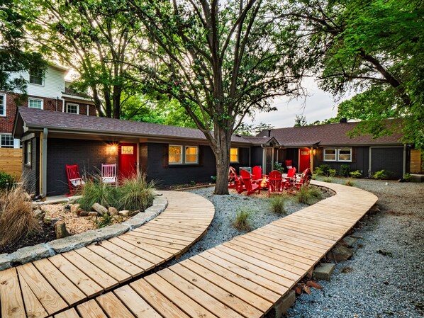 Terrace/patio - Luxe Wolfpack Retreat: Walk to NC State, Shops, Dining+Firepit, Cornhole & More! (Raleigh)