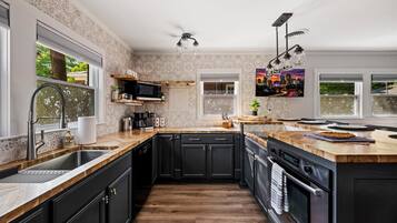 Coffee/tea maker, fridge, microwave, oven