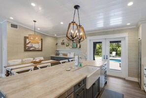 Unclassified image, 4 of 47, button