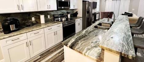 冷蔵庫、電子レンジ、オーブン、コンロ