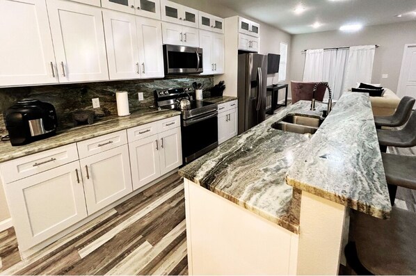 Kylskåp, mikrovågsugn, ugn och spishäll