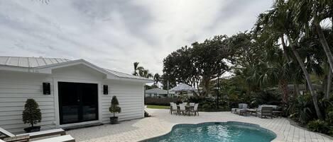 Alberca al aire libre y alberca climatizada