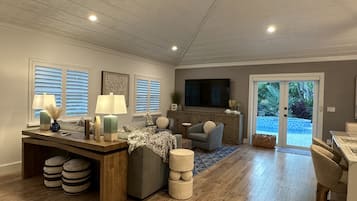 TV connectée, cheminée, livres, chaßne hi-fi