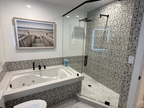 Dusche, Whirlpool, Haartrockner, Handtücher
