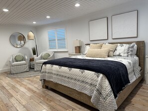 3 habitaciones, escritorio y tabla de planchar con plancha 