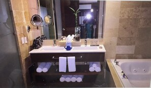 Asciugacapelli, asciugamani, sapone, carta igienica