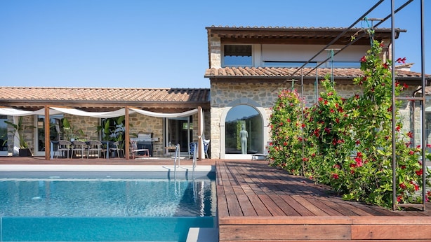 A pool area with a stone building, outdoor seating, and a statue. - Villa in Terontola with 3 bedrooms sleeps 6 (Terontola)