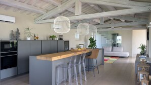 A modern kitchen with a central island, bar stools, and pendant lighting. - Villa in Terontola with 3 bedrooms sleeps 6 (Terontola)