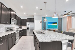 Een koelkast, een microgolfoven, een oven, een kookplaat