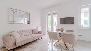 Apartment (1 Bedroom) | Wohnbereich