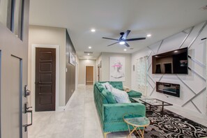 Living area - Urban Oasis Retreat
 (Houston)