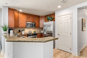 Frigorífico, microondas, horno y placa de cocina