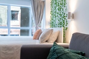 Verduisterende gordijnen, een strijkplank/strijkijzer, gratis wifi