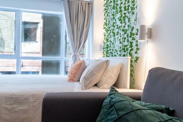 Blackout drapes, iron/ironing board, free WiFi, bed sheets - Rozenhaus Hotel Montreal (Montreal)