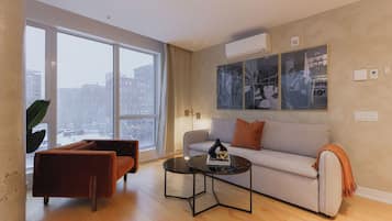 Suite – panorama | Oppholdsområde | En 40-tommers smart-TV med digitale kanaler