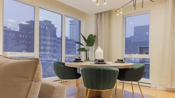 Luksusleilighet | Blendingsgardiner, strykejern/-brett, wi-fi (inkludert) og sengetøy