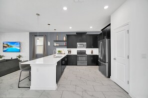 Kylskåp, mikrovågsugn, ugn och spishäll