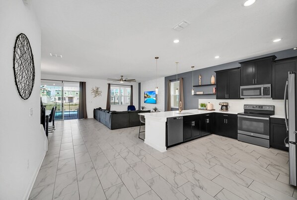 Kylskåp, mikrovågsugn, ugn och spishäll