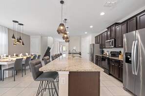 Køleskab, mikrobølgeovn, ovn, kogeplade