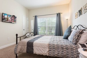 4 bedrooms, iron/ironing board, WiFi, bed sheets - Last Minute Disney Getaway! Townhouse with Private Pool. Book Now! #SLR1024 (Orlando)