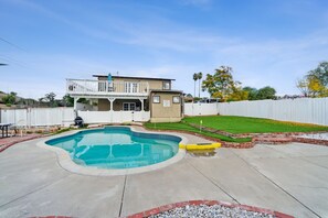 Indoor pool - Paradise On Earth (3-Bedroom Home) with Pool - Pets Allowed by RedAwning (Lake Elsinore)