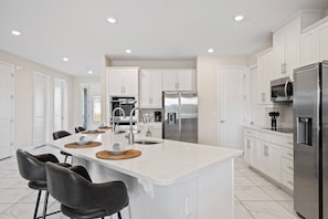 Fridge, microwave, oven, stovetop - Last Minute Disney! Private Pool, Hot Tub & Themed Bedrooms. Book Now! #109503 (Orlando)