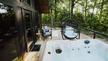 Deluxe Cabin, Kitchenette, Lakeside | Private spa tub