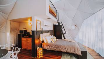 Deluxe Room, Hot Tub, Lake View | Premium bedding, individually decorated, individually furnished