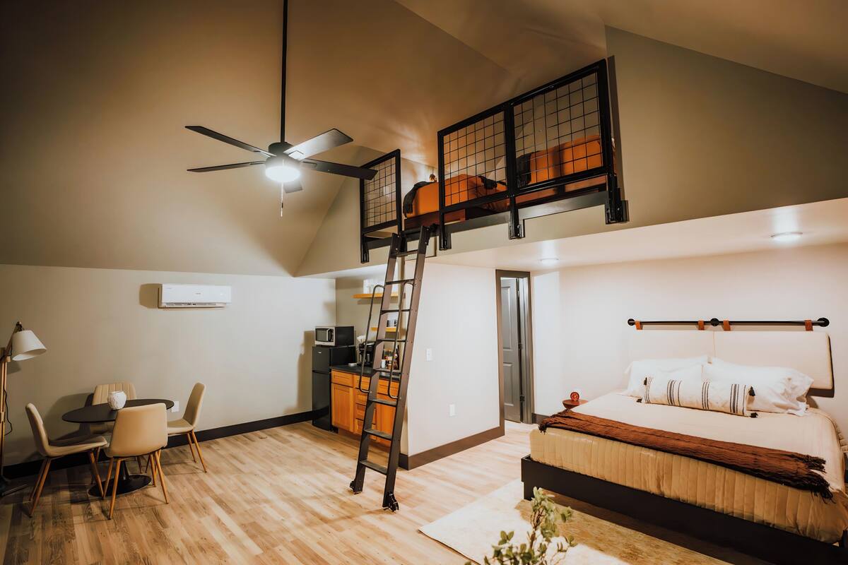 豪華小屋, 簡易廚房, 湖畔 | 起居區 | 40-吋智慧型電視，提供數位頻道