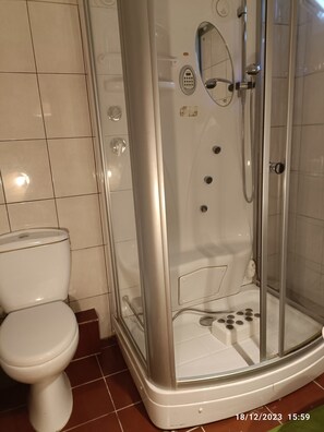 Een douche, een haardroger, handdoeken, zeep