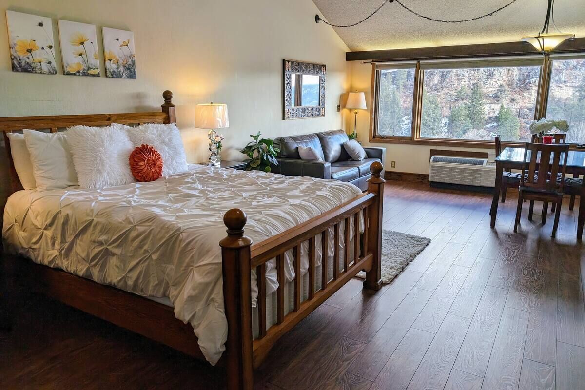 1 soverom, skrivebord, wi-fi (inkludert) og sengetøy