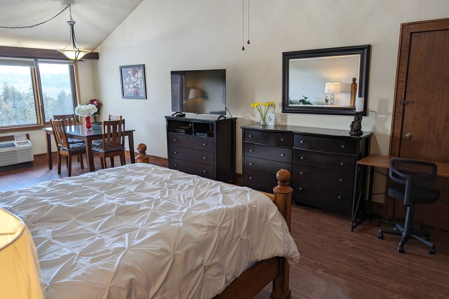 1 soverom, skrivebord, wi-fi (inkludert) og sengetøy