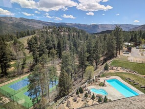 A residential area with a tennis court, swimming pool, and a view of mountains. - San Juan Escape | 10 mins to Purg | Pool | Views (Durango)