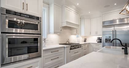 Luxury Living in custom built home 12 minutes from Hamilton Airport