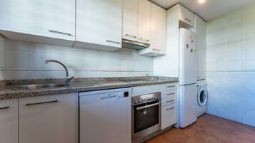 Een koelkast, een microgolfoven, een oven, een kookplaat