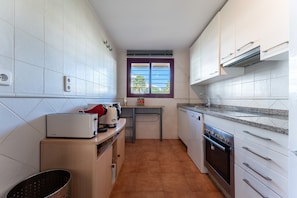 Frigorifero, microonde, forno, piano cottura