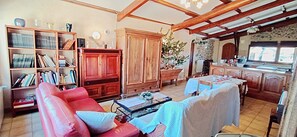 TV - Holiday Home 'Gîtes De Saint Ribert 6 Pièces' with Shared Terrace and Wi-Fi (LA ROCHETTE)