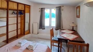 4 quartos, Wi-Fi de cortesia, roupa de cama