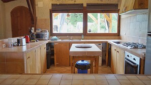 Fridge, microwave, oven, stovetop - Holiday Home 'Gîtes De Saint Ribert 6 Pièces' with Shared Terrace and Wi-Fi (LA ROCHETTE)